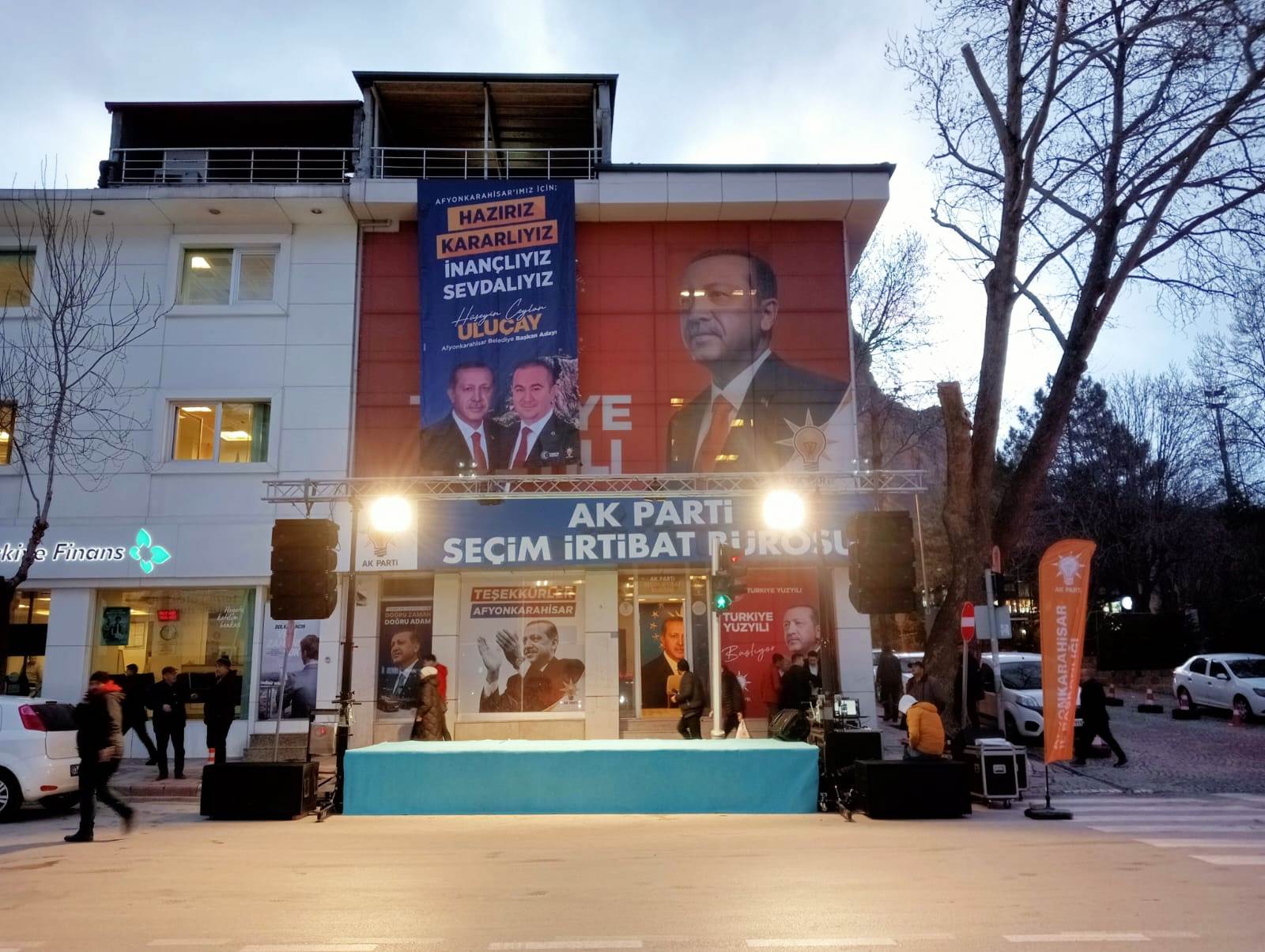 AK PARTİ ÖNÜNDE HAZIRLIKLAR HIZLANDI ULUÇAY BEKLENİYOR