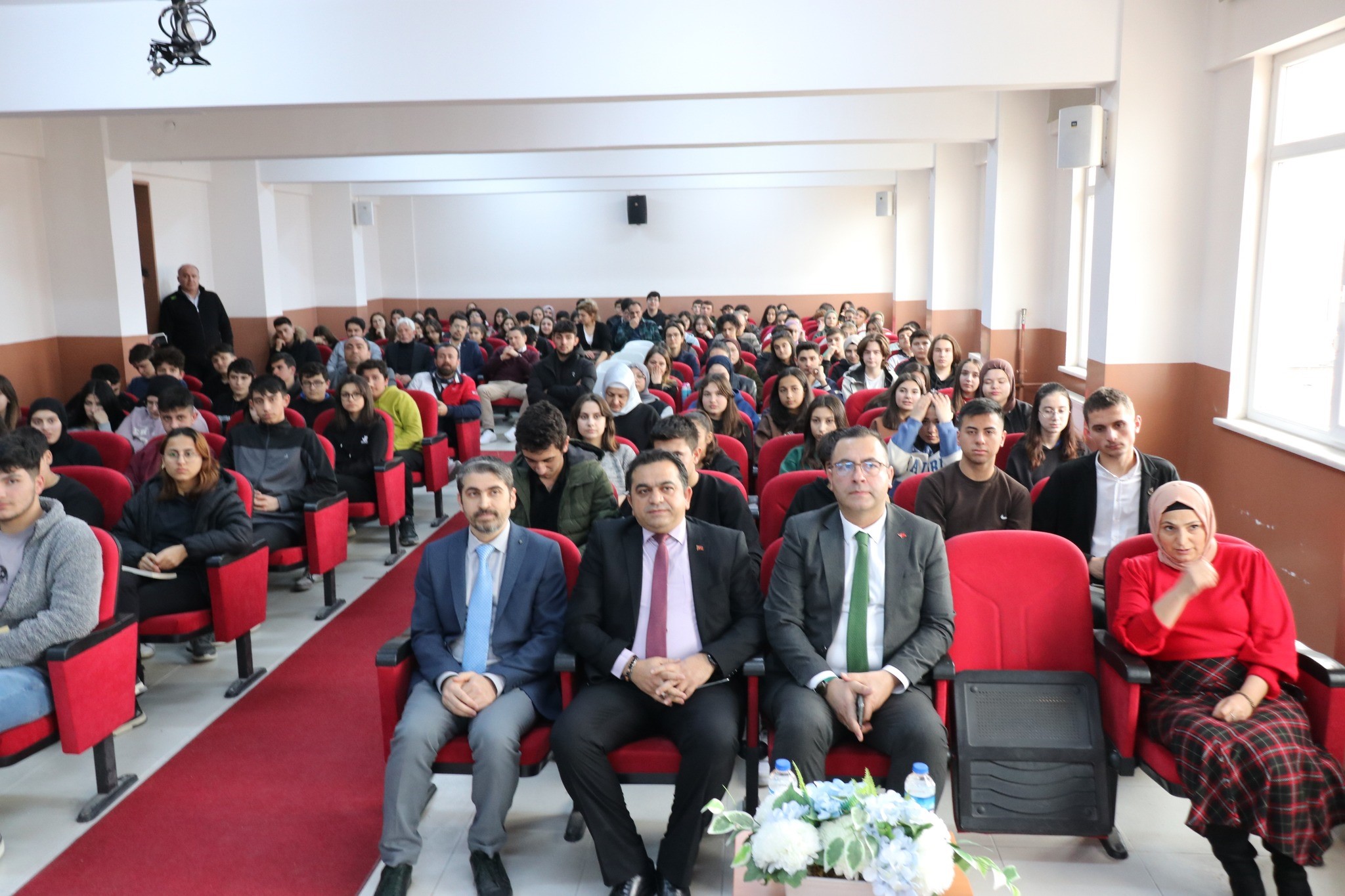 Vali Yardımcısı Kolsuz Öğrencilerle Buluştu