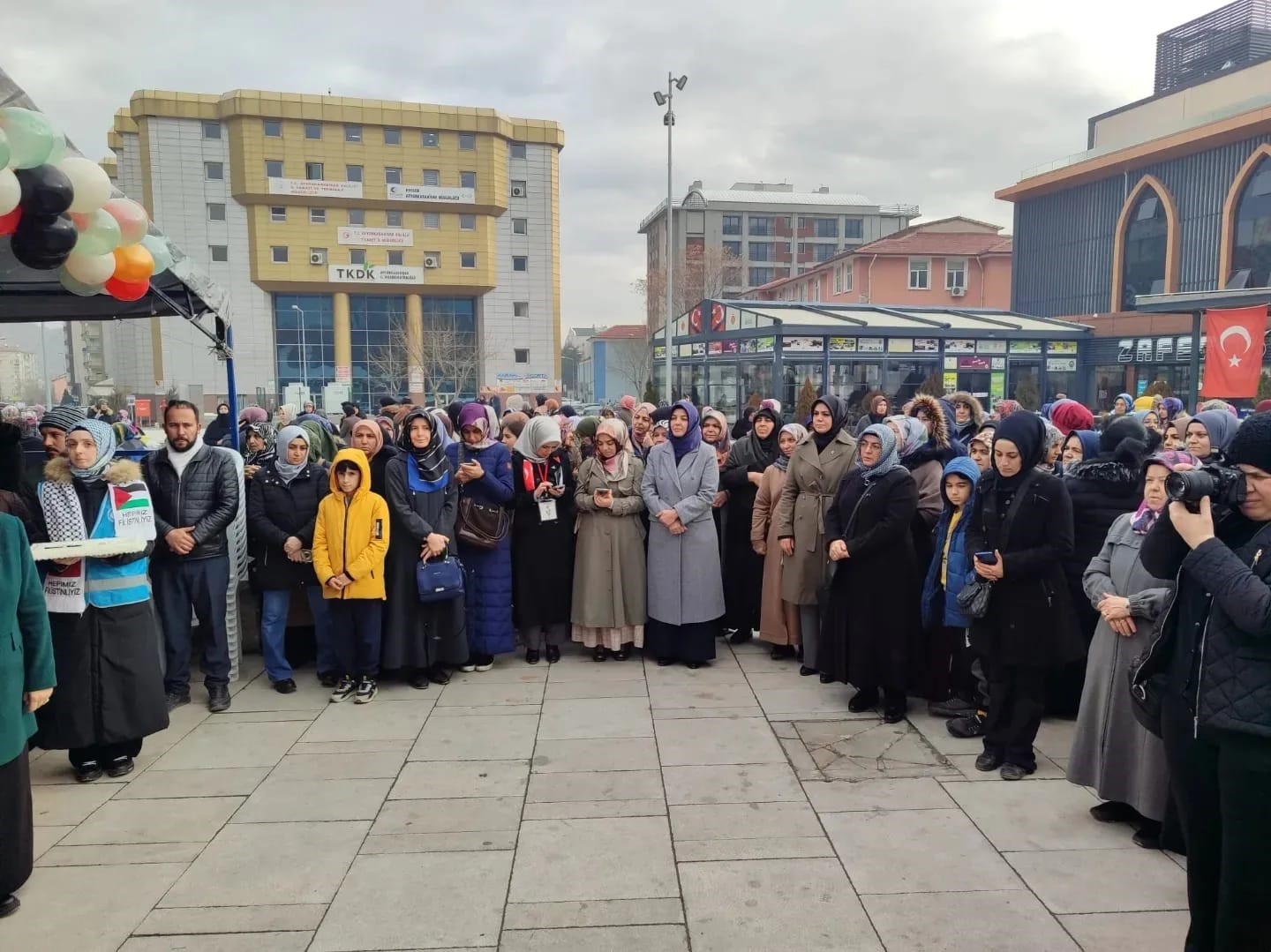 Gazze İçin Hayır Çarşısı Açıldı