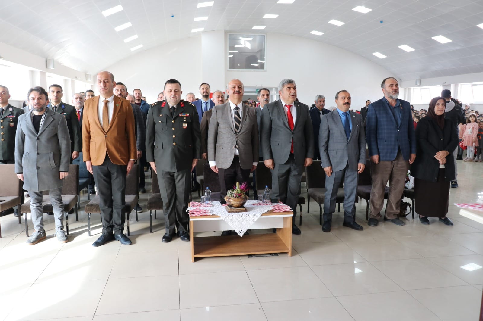 AFYONKARAHİSAR'DA BUGÜN KARNELER DAĞITILDI, 148 BİN ÖĞRENCİ ARA TATİLDE