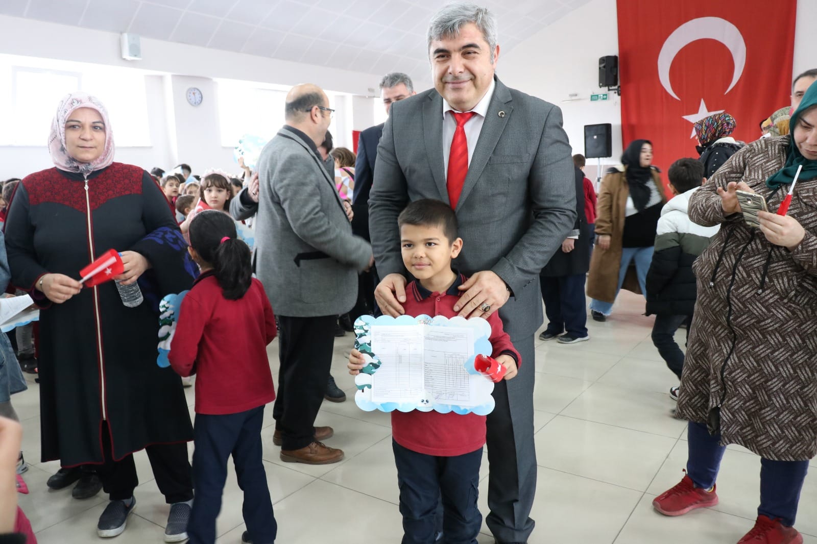 AFYONKARAHİSAR'DA BUGÜN KARNELER DAĞITILDI, 148 BİN ÖĞRENCİ ARA TATİLDE
