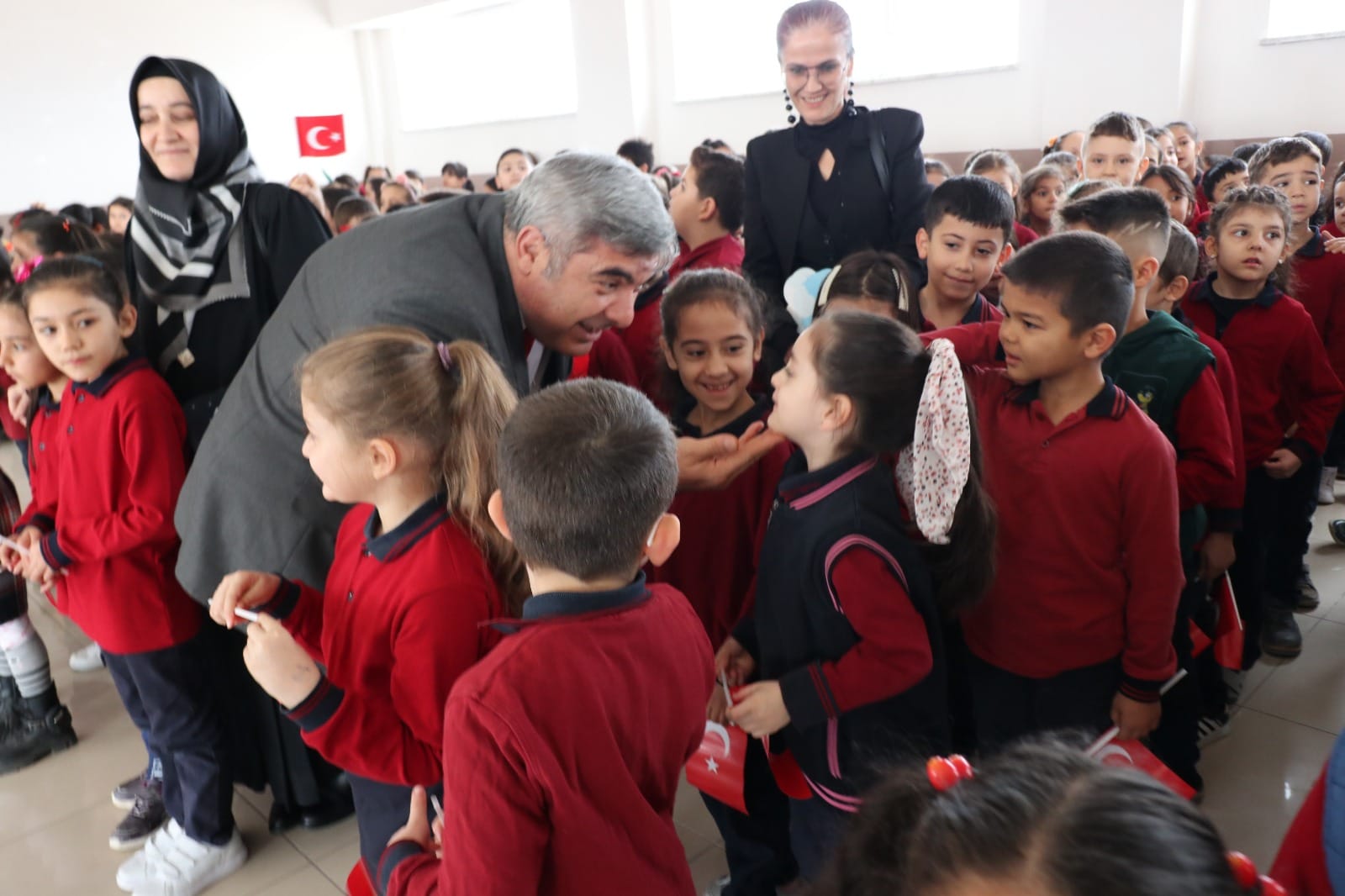 AFYONKARAHİSAR'DA BUGÜN KARNELER DAĞITILDI, 148 BİN ÖĞRENCİ ARA TATİLDE