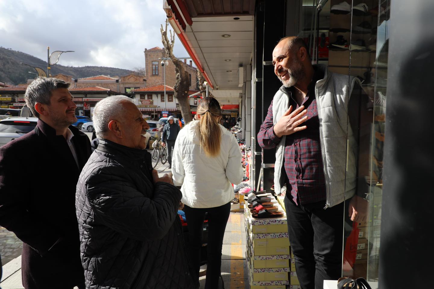 Başkan Zeybek'in Cuma Namazı Sonrası  Esnafla Bir Araya Geldi