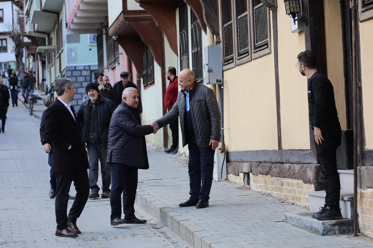 Başkan Zeybek'in Cuma Namazı Sonrası  Esnafla Bir Araya Geldi