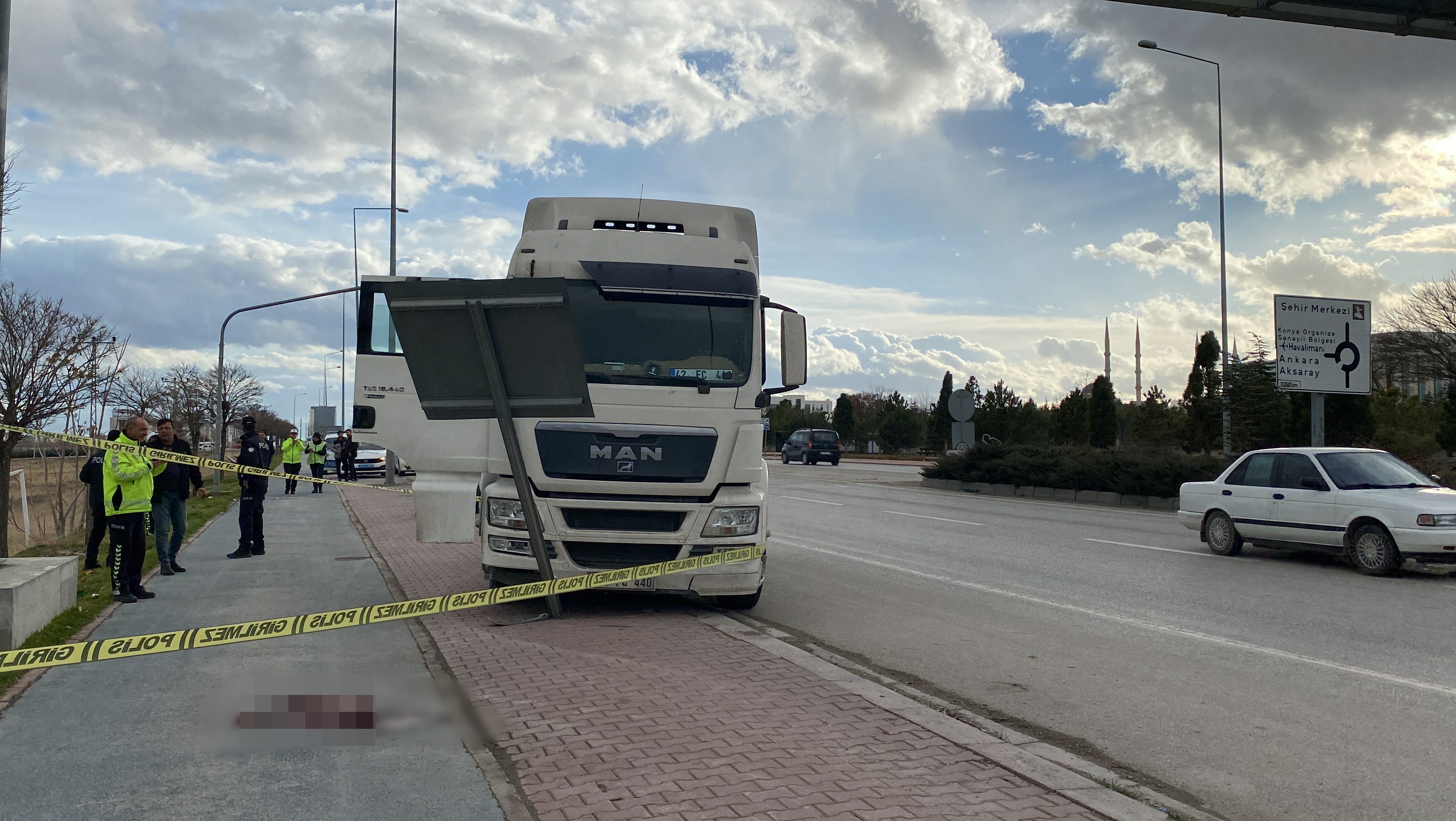Tır Tabelaya, Tabela Da Yol Kenarındaki Şoföre Çarptı!