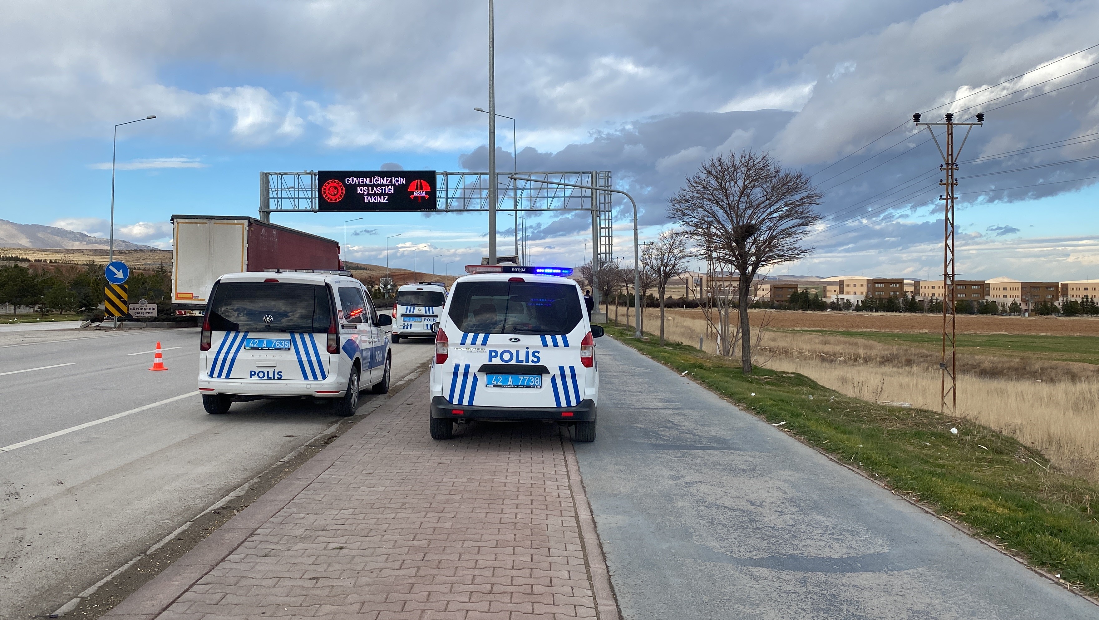 Tır Tabelaya, Tabela Da Yol Kenarındaki Şoföre Çarptı!