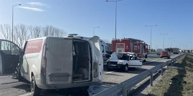 Hafif Ticari Aracın Otomobile Çarptığı Kazada 3 Kişi Hayatını Kaybetti