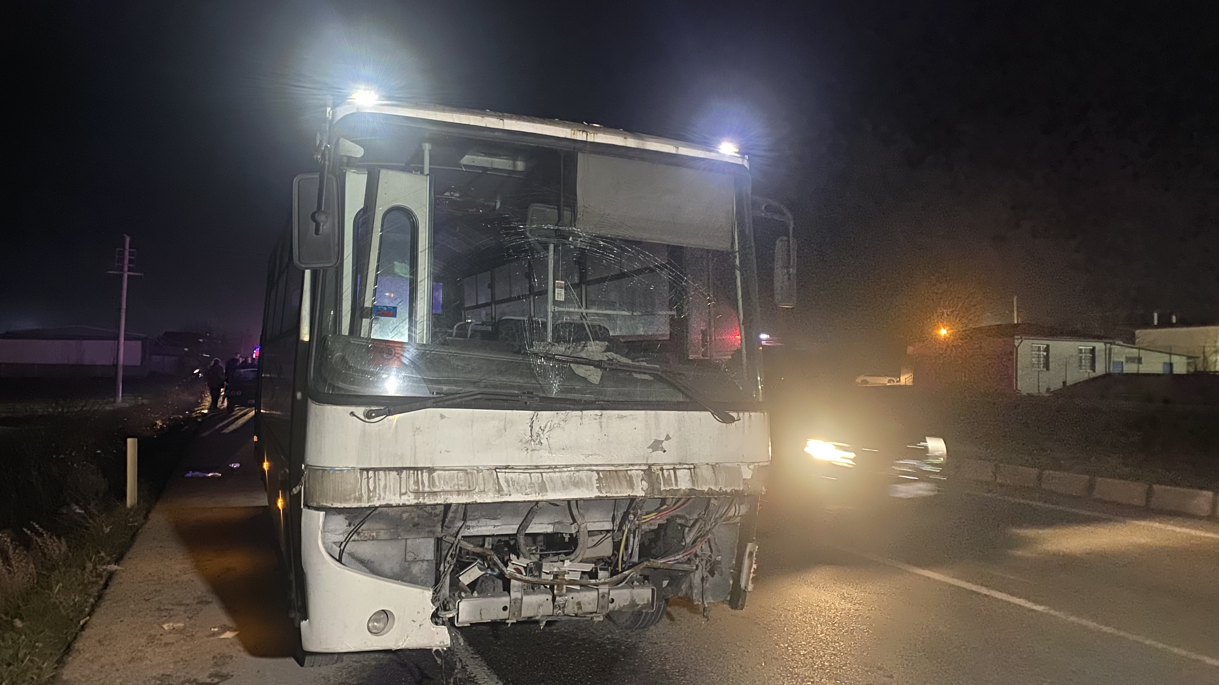 Otomobil İle İşçi Servisi Çarpıştı: 7 Yaralı