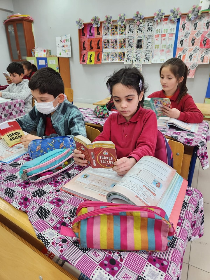 Hocalar İlçesinde Öğrenciler Sözlük Günü Etkinliği Düzenledi