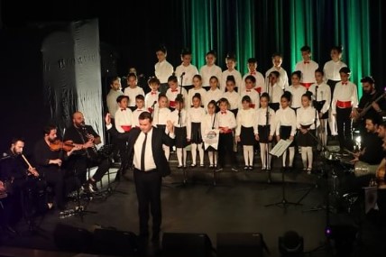 AFYONKARAHİSARLI  MİNİKLERDEN NAĞMELER BÜYÜLEDİ