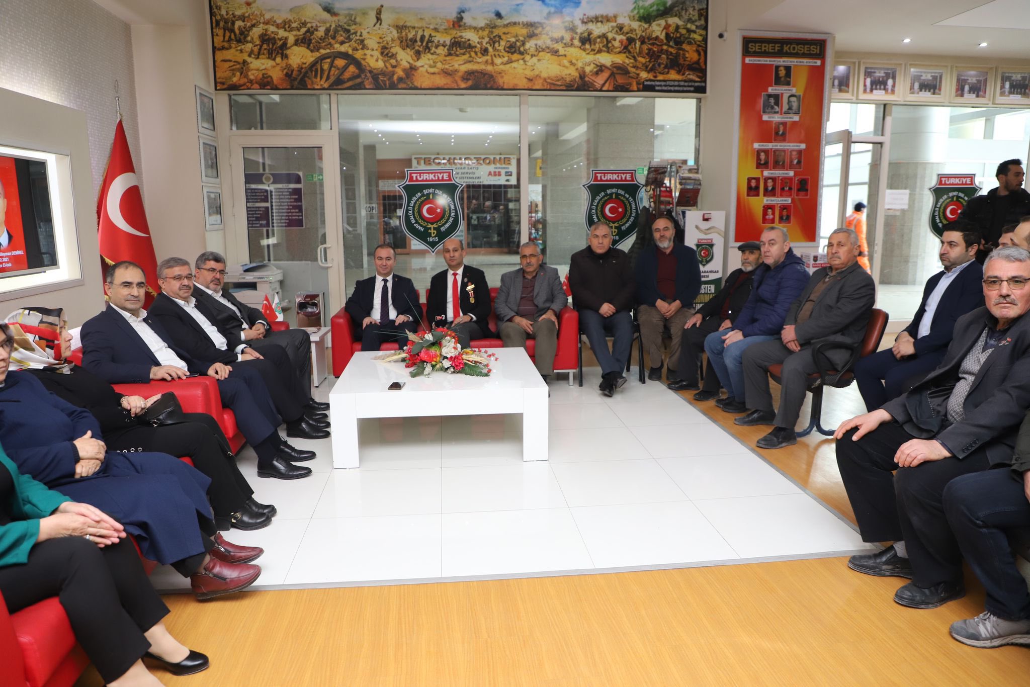 AK PARTİ ADAYI ULUÇAY ŞEHİTLER VE GAZİLER DERNEĞİNİ ZİYARET ETTİ