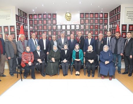 AK PARTİ ADAYI ULUÇAY ŞEHİTLER VE GAZİLER DERNEĞİNİ ZİYARET ETTİ