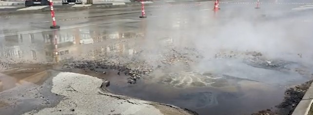 AFJET AÇIKLADI...  ENERJİ KESİNTİSİ YAŞANACAK! BORU PATLADI SICAK SU CADDELERDE
