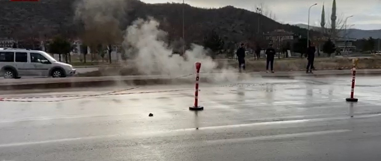 AFJET AÇIKLADI...  ENERJİ KESİNTİSİ YAŞANACAK! BORU PATLADI SICAK SU CADDELERDE