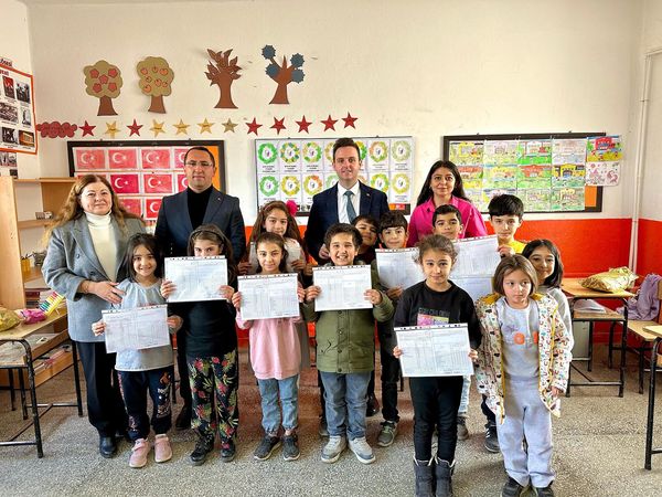 Kaymakam Nas Köy Okullarındaki Öğrencilerin Karne Heyecanına Ortak Oldu