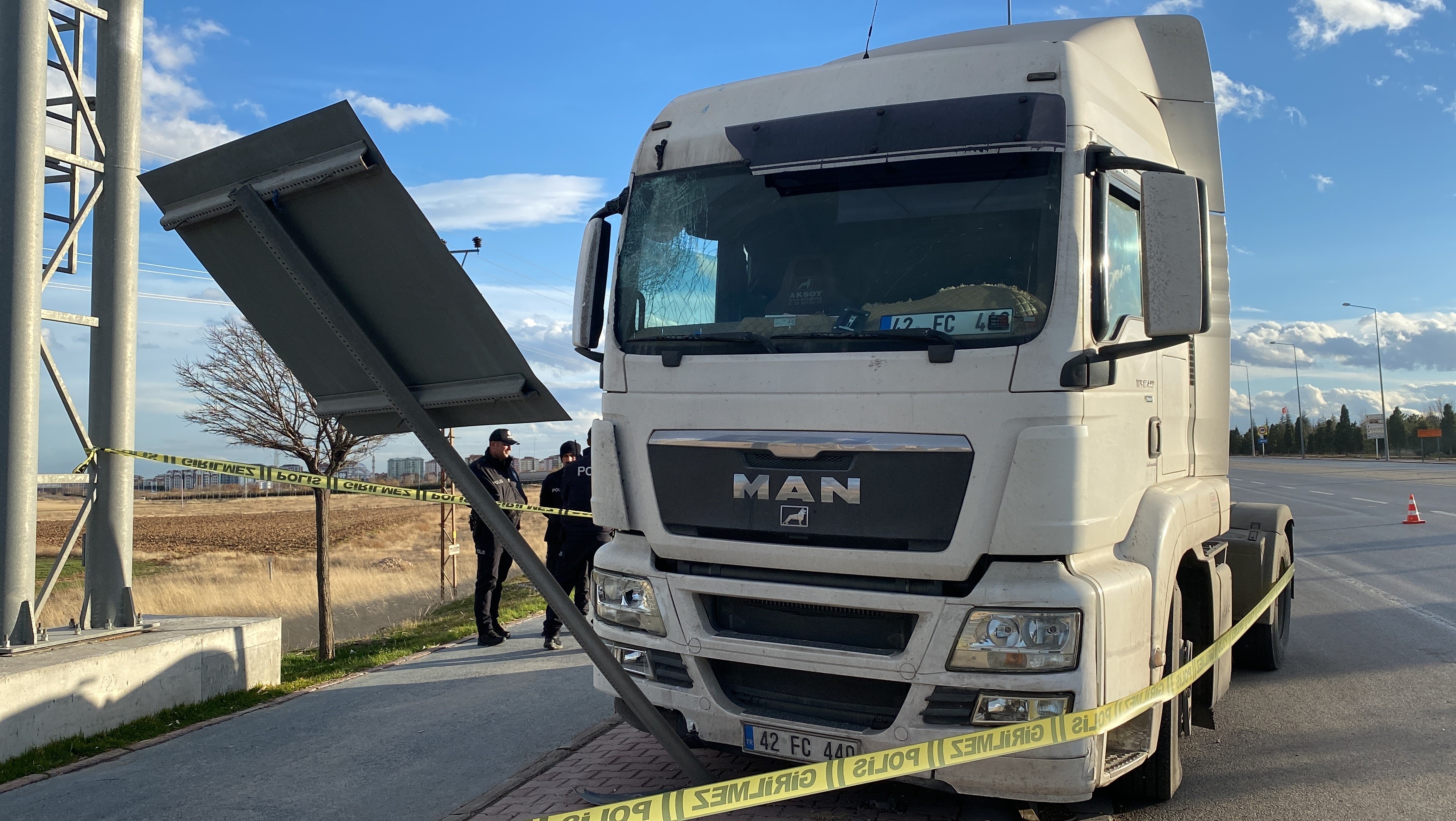 Başına Levha Çarpan Tır Sürücüsü Kurtarılamadı