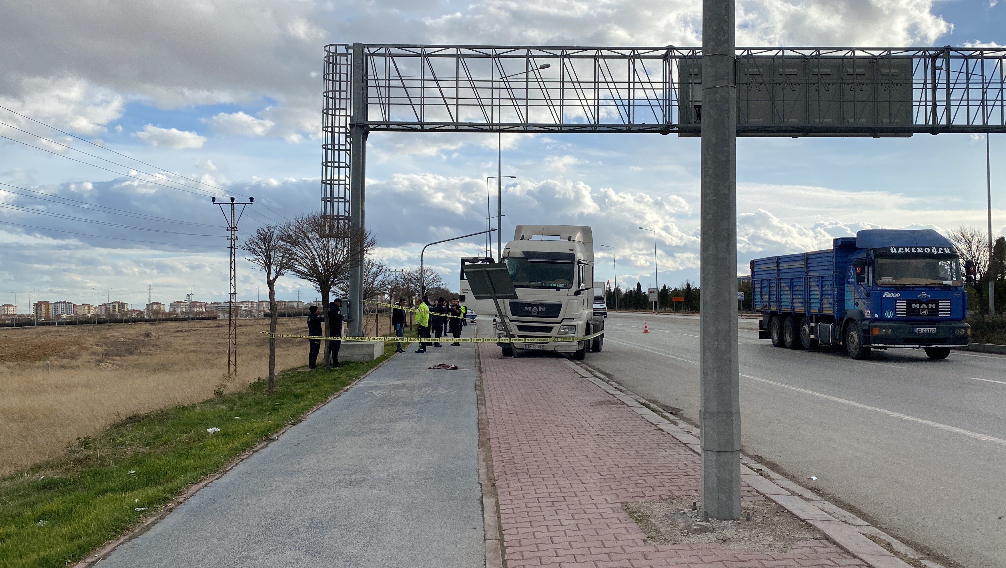 Başına Levha Çarpan Tır Sürücüsü Kurtarılamadı