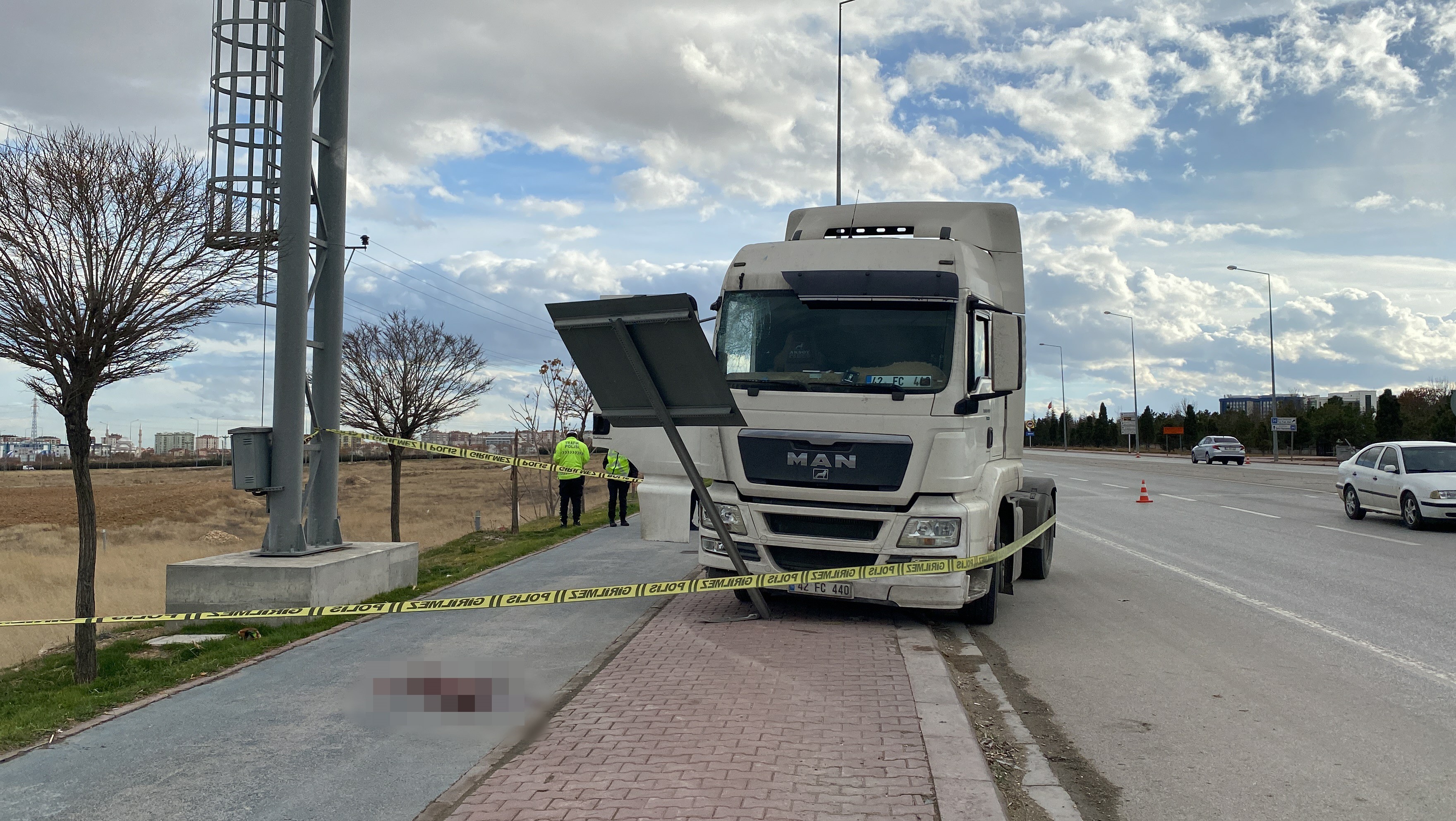 Başına Levha Çarpan Tır Sürücüsü Kurtarılamadı