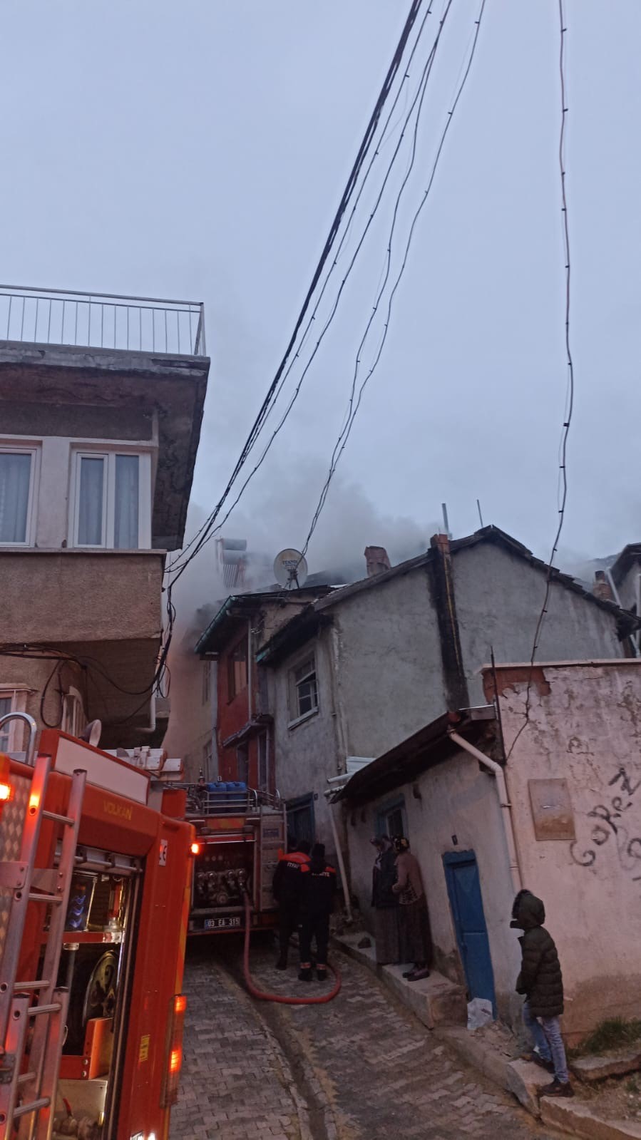 KORKUTAN YANGIN İTFAİYE DAR SOKAKLARA GİREMEDİ