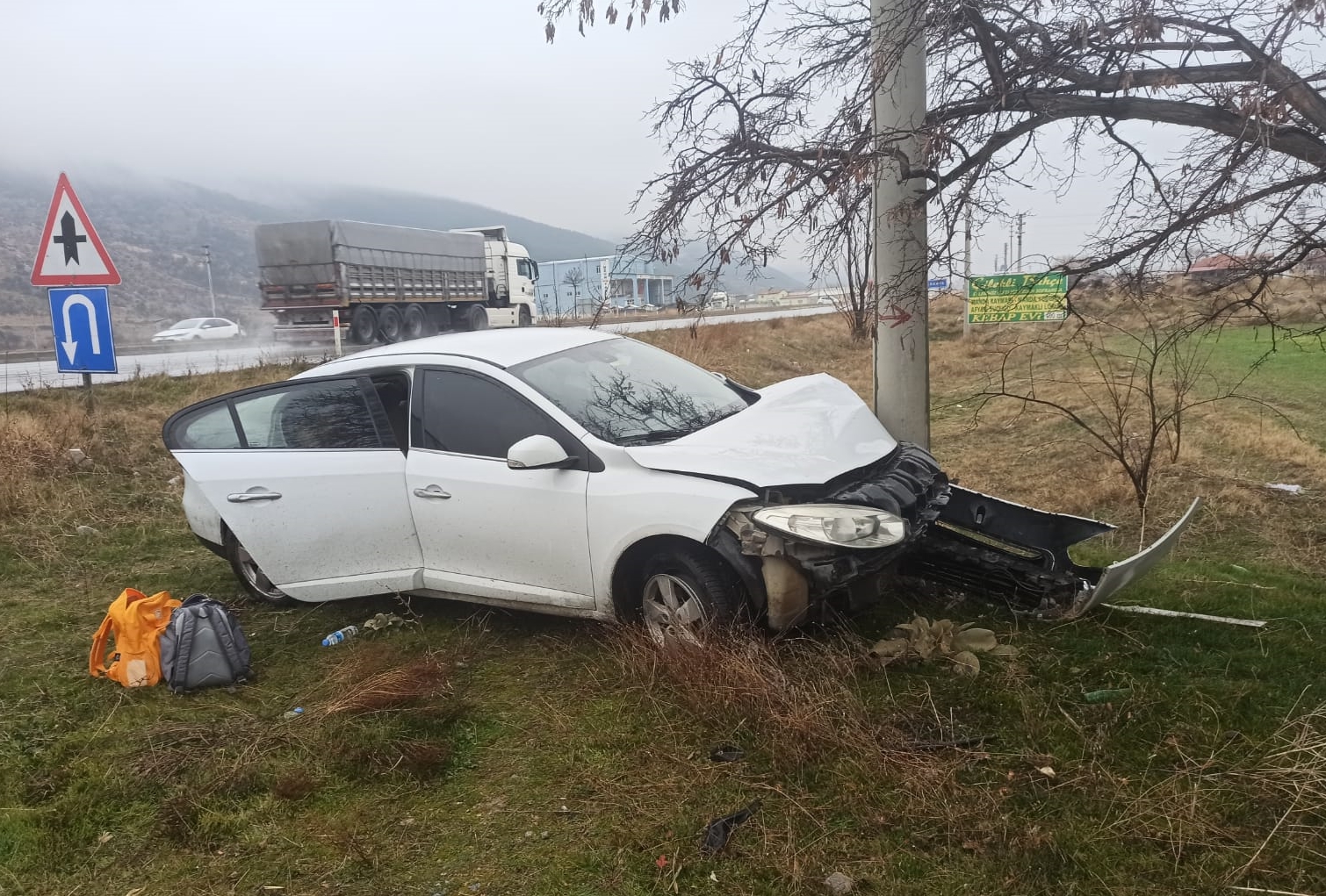 Elektrik Direğine Çarpan Otomobildeki 3 Kişi Yaralandı
