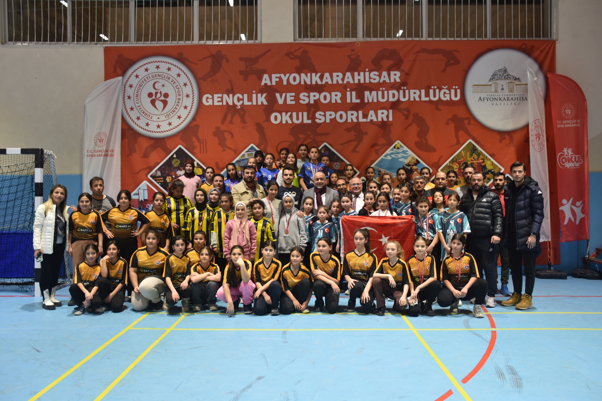En Güçlü Bilekler Ödüllerini Müdür Kasapoğlu'ndan Aldı