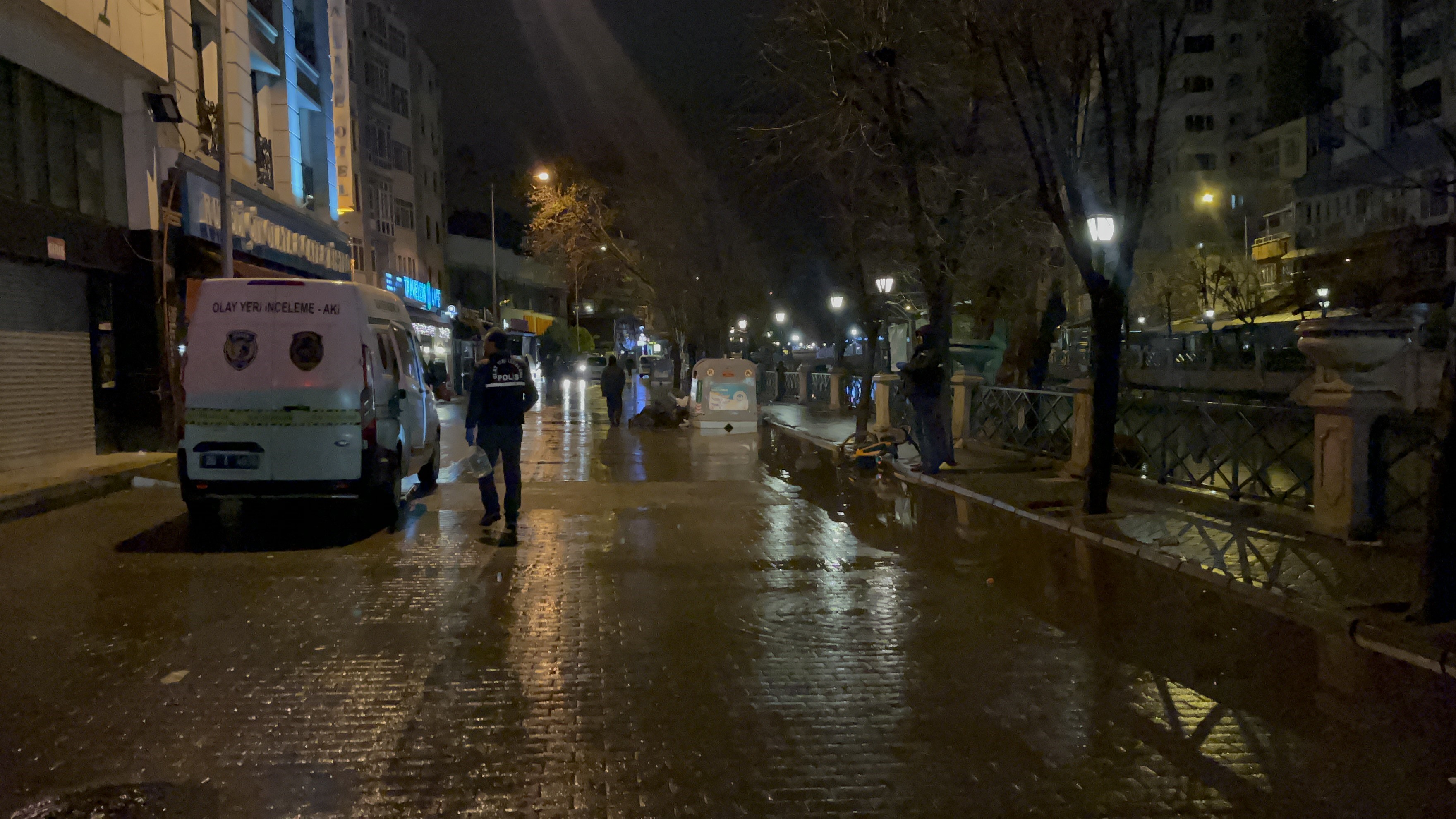 SOKAK ORTASINDA ONLARCA KEZ BIÇAKLANDI