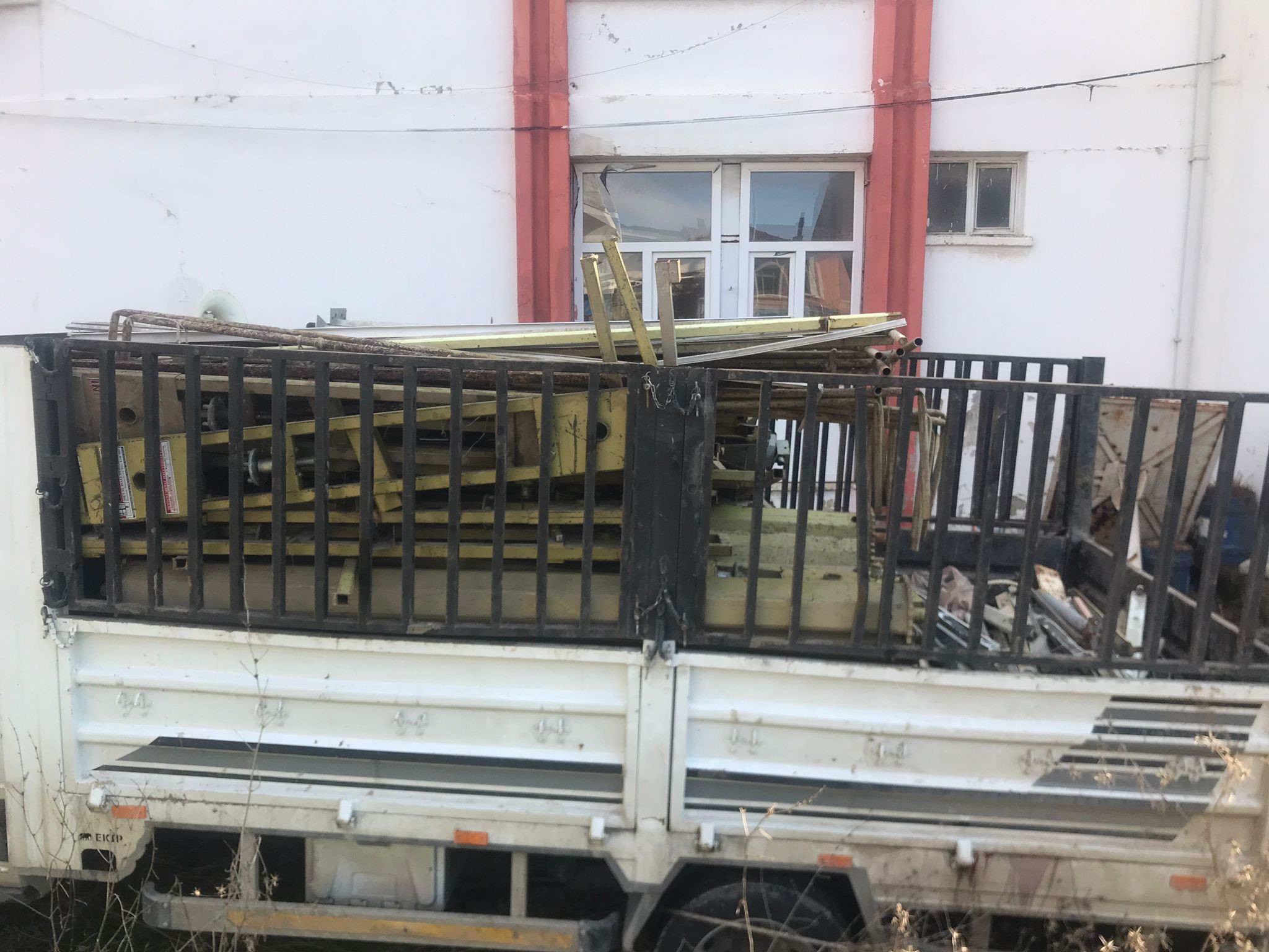Belediyenin Hurda Malzemeleri İhalesiz Sattığı İddiası