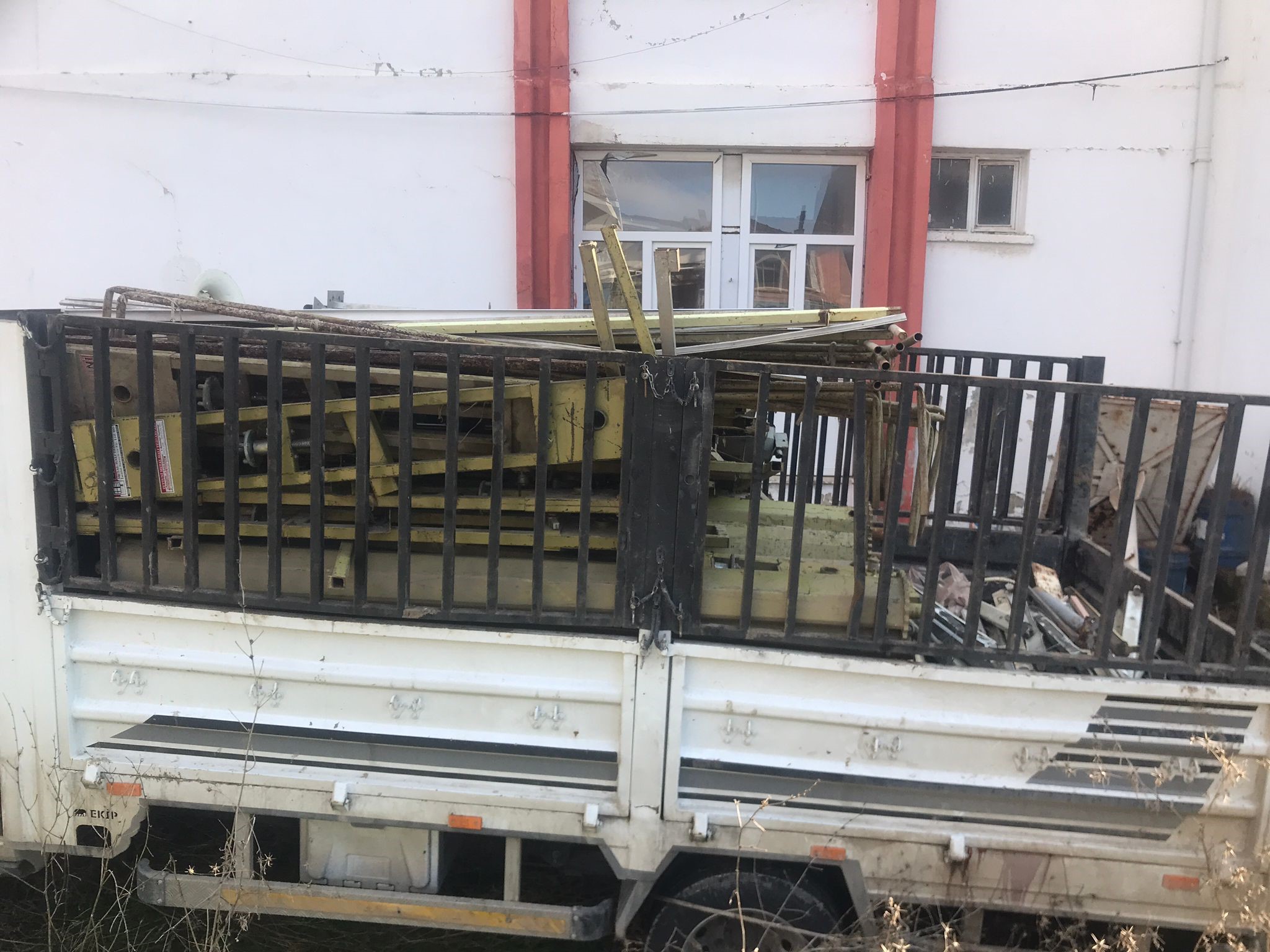 Belediyenin Hurda Malzemeleri İhalesiz Sattığı İddiası