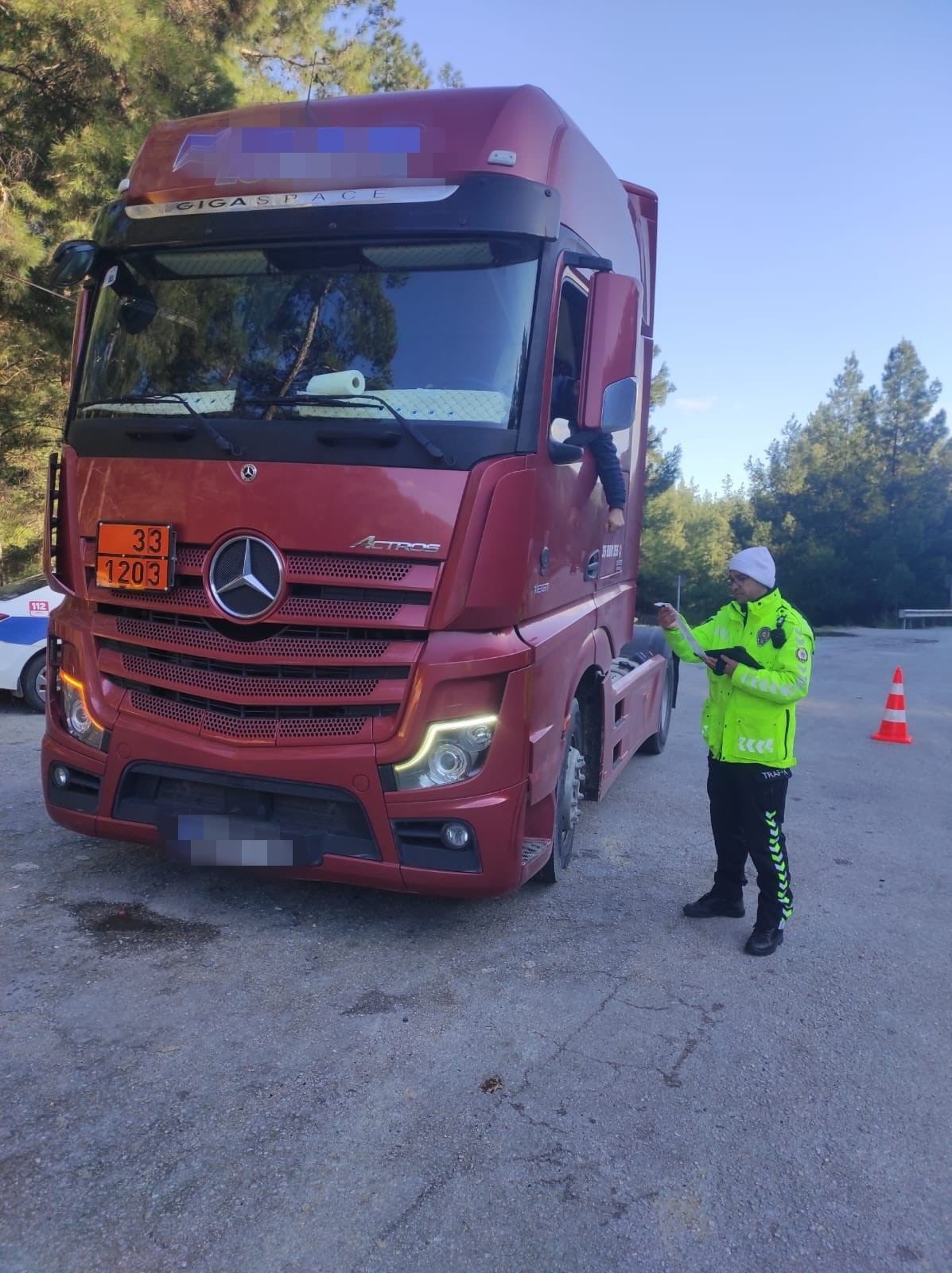 TRAFİK POLİSLERİ SIKI DENETİME DEVAM EDİYOR