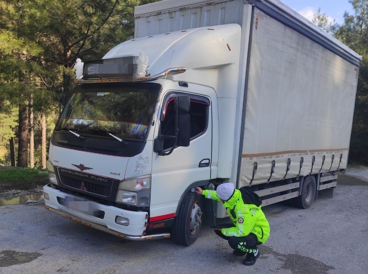 TRAFİK POLİSLERİ SIKI DENETİME DEVAM EDİYOR