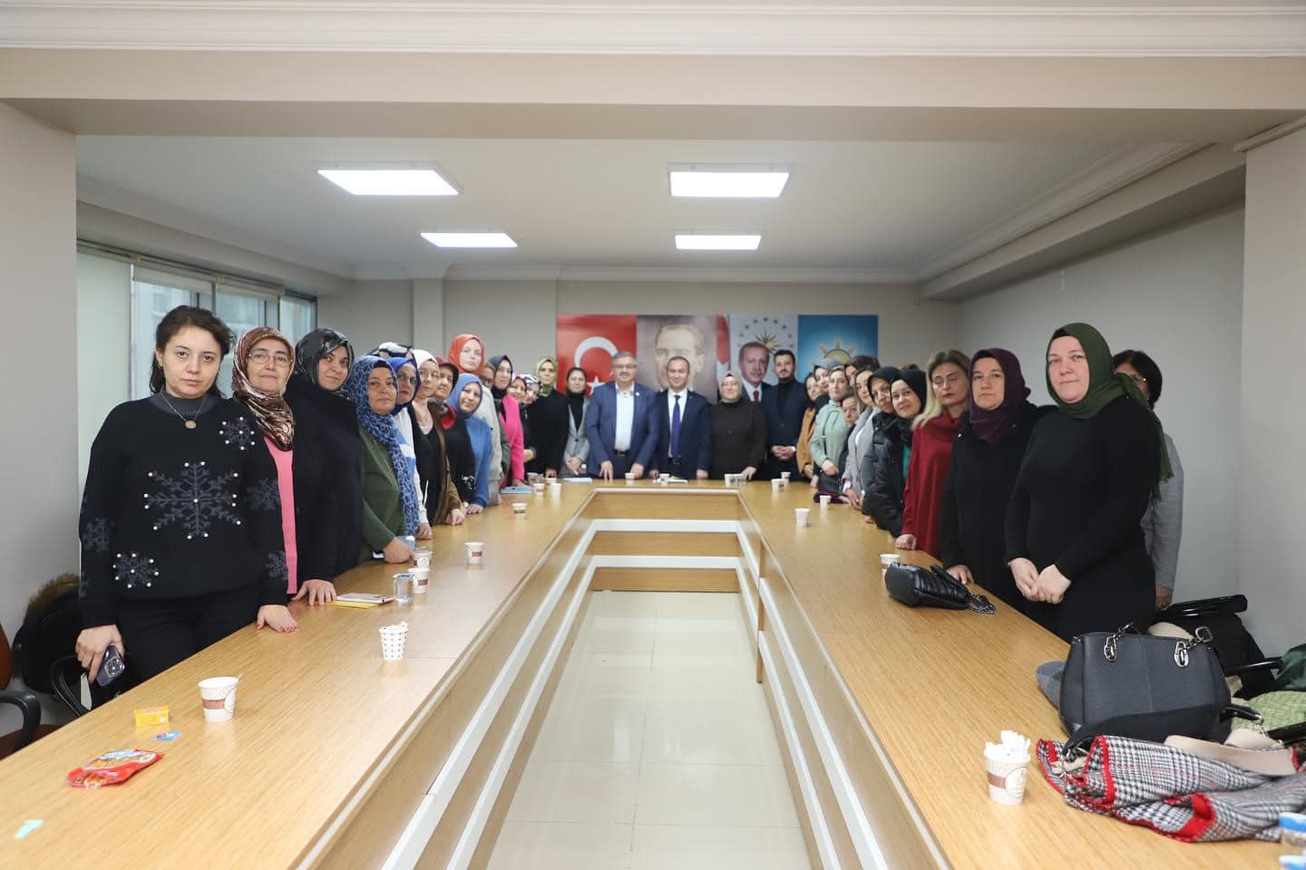 AK Partili Yurdunuseven Partisinin Kadın Kolları Toplantısına Katıldı