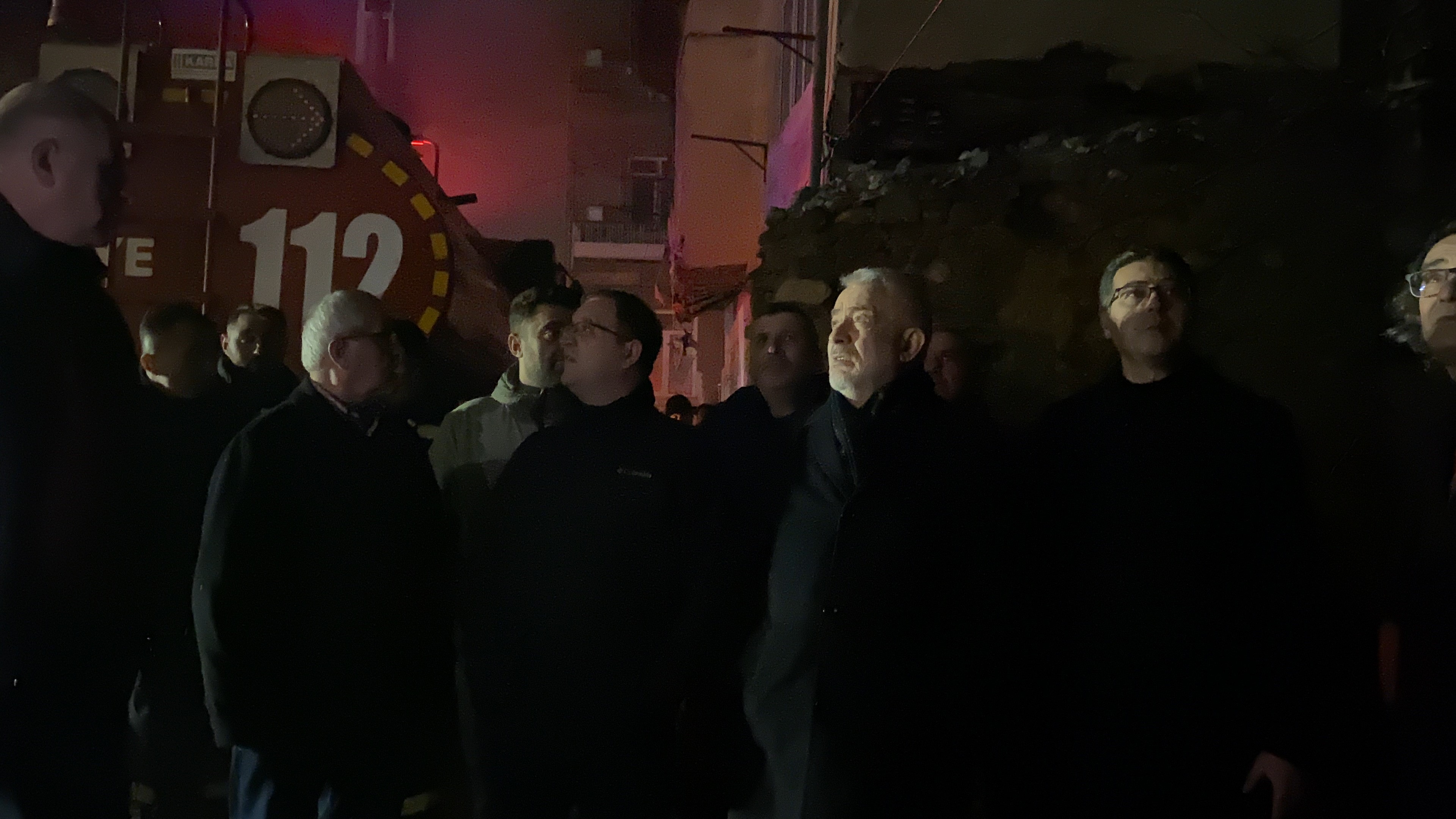 Ev çayır çayır  yandı: Alevler geceyi aydınlattı
