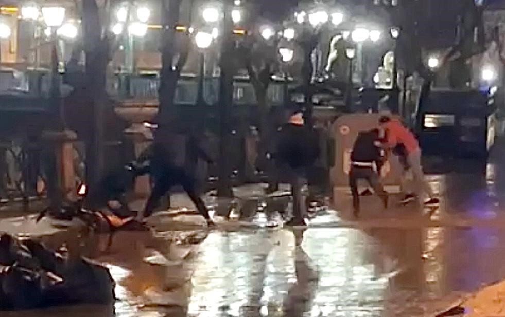 DEFALARCA BIÇAKLAYIP ÖLDÜRMÜŞLER: