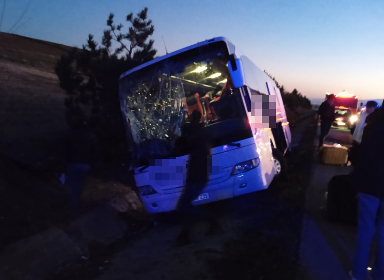 Afyon'da yolcu otobüsü refüje girdi...Facianın eşiğinden dönüldü!