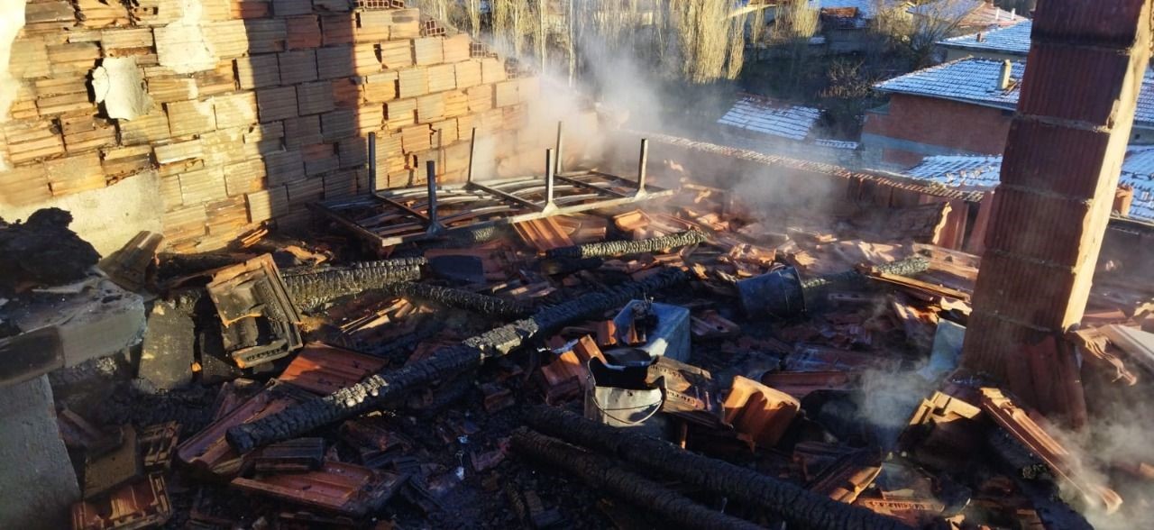 3 KATLI BİNANIN ÇATI KATINDA YANGIN ÇIKTI