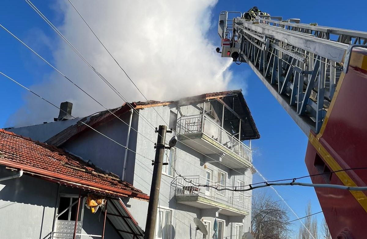 3 KATLI BİNANIN ÇATI KATINDA YANGIN ÇIKTI