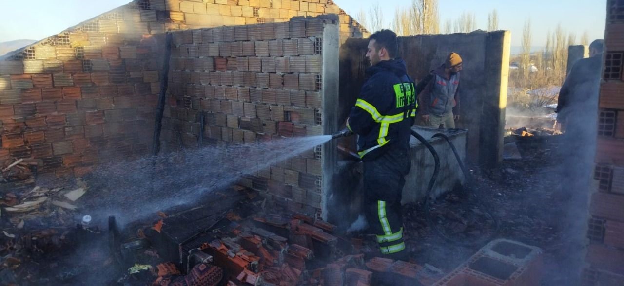 3 KATLI BİNANIN ÇATI KATINDA YANGIN ÇIKTI