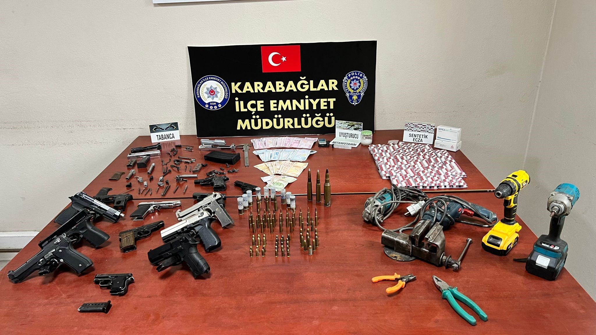FİRARİ ZANLI, SUÇ EVİNDEKİ TÜNELDE SAKLANIRKEN BULUNDU