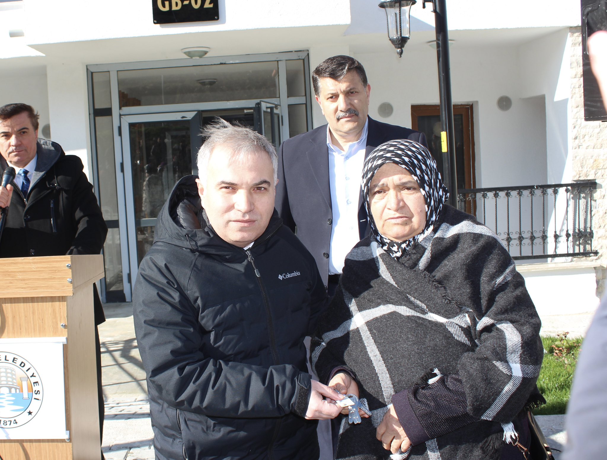 Dinar'da Hak Sahiplerine Anahtarlar Kaymakam Duru Tarafından Verildi