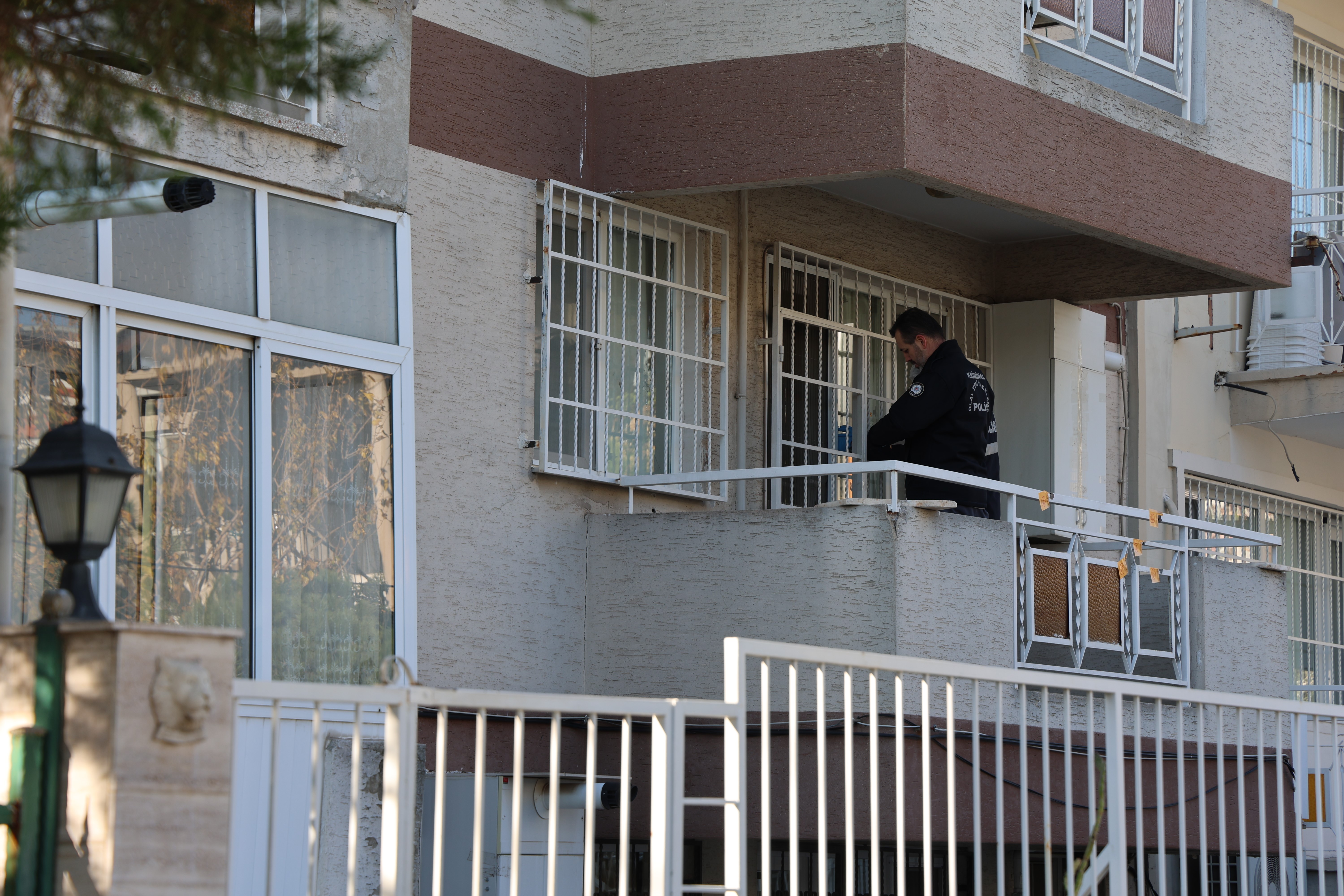 Eşini Yaraladı, Çocuğunu Ve Kayınvalidesini Öldürüp İntihar Etti