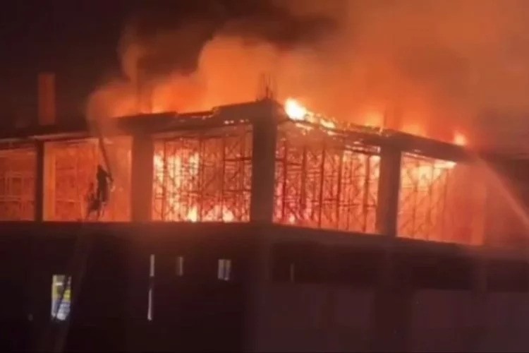 Fabrika İnşaatında Yangın Çıktı Alevler Geceyi Aydınlattı