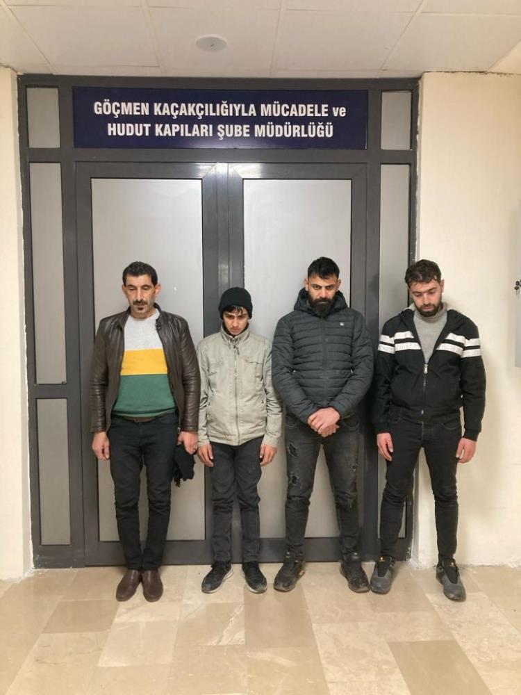 Araçtaki 4 Kişiden 2’si Düzensiz Göçmen Çıktı