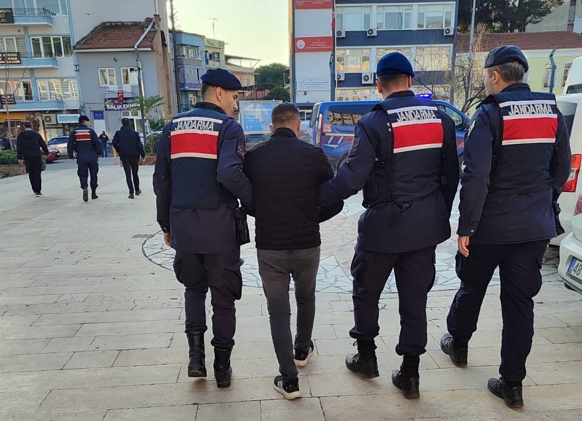 1 YIL 8 AY HAPİS CEZASI İLE ARANIYORDU