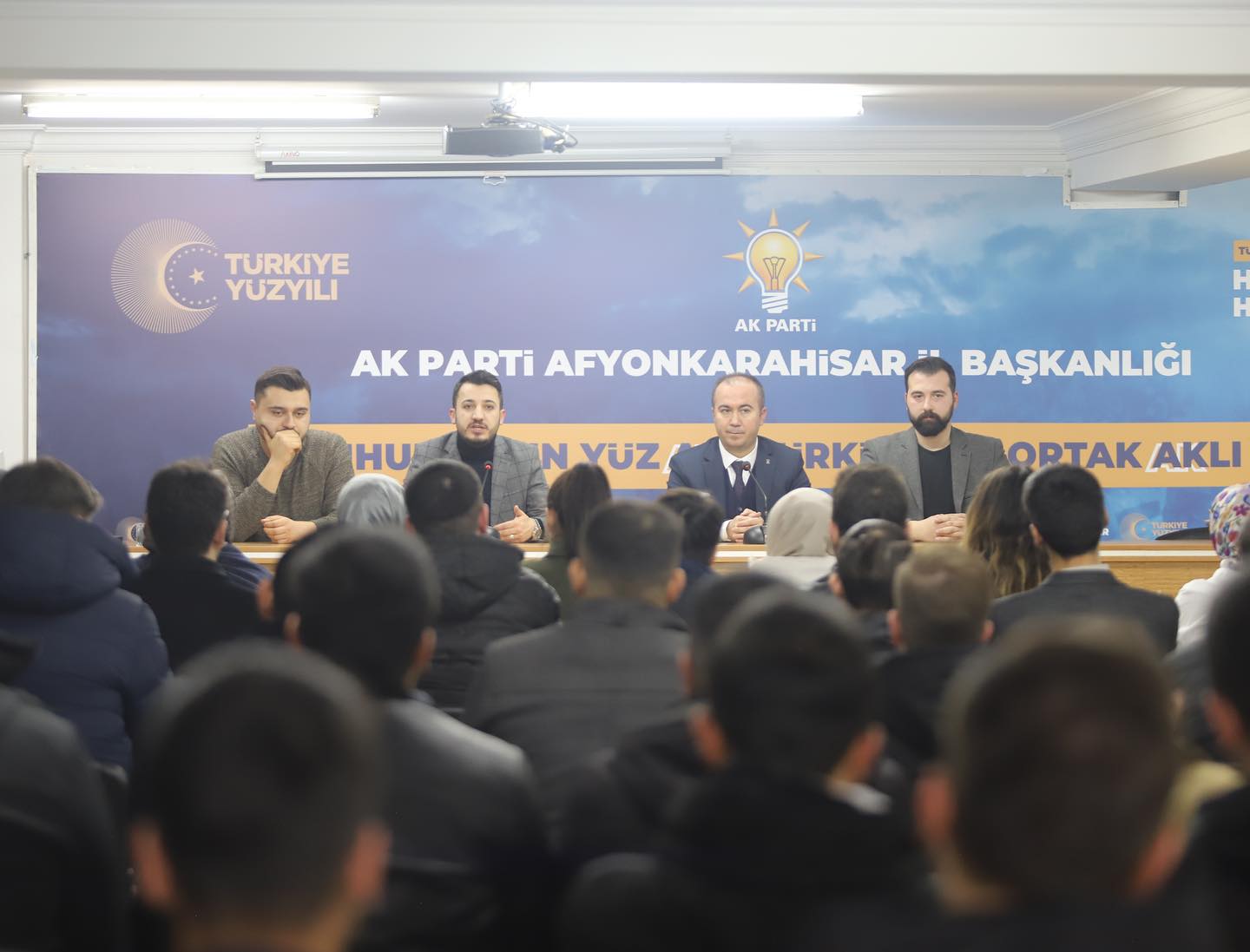 AK Partili Uluçay Partisinin Gençleriyle Bir Araya Geldi