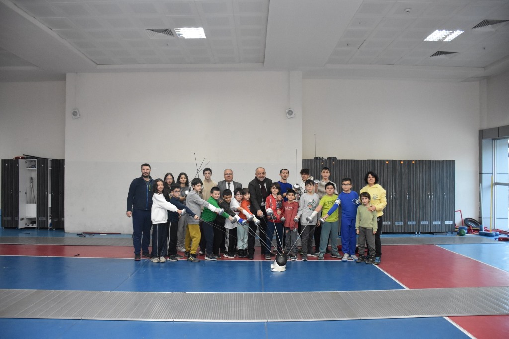 TAEKWONDO VE ESKRİM SPORCULARI YARIYIL TATİLİNİ VERİMLİ GEÇİRİYOR