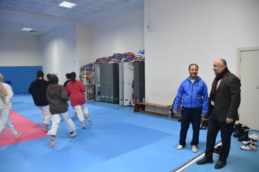 TAEKWONDO VE ESKRİM SPORCULARI YARIYIL TATİLİNİ VERİMLİ GEÇİRİYOR