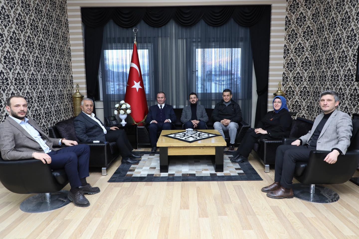 Başkan Zeybek Partisinin Belediye Başkan Adayı Uluçay'ı Makamda Misafir Etti