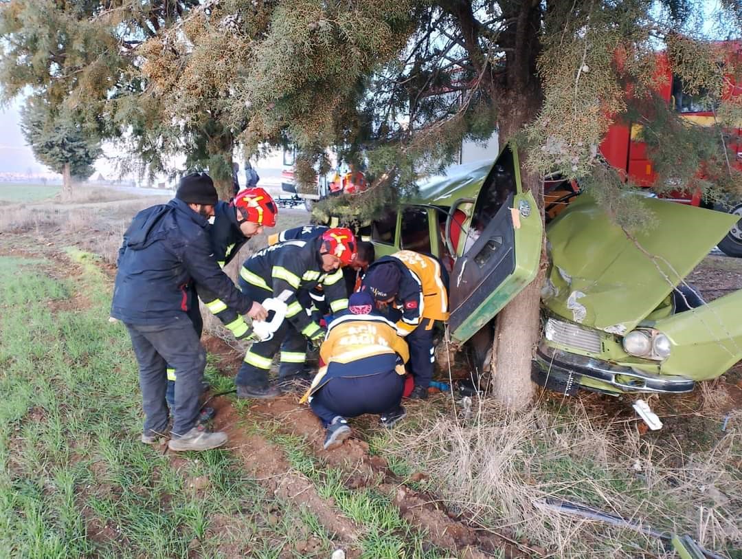 YOL KENARINDAKİ AĞACA ÇARPAN OTOMOBİL HURDAYA DÖNDÜ: