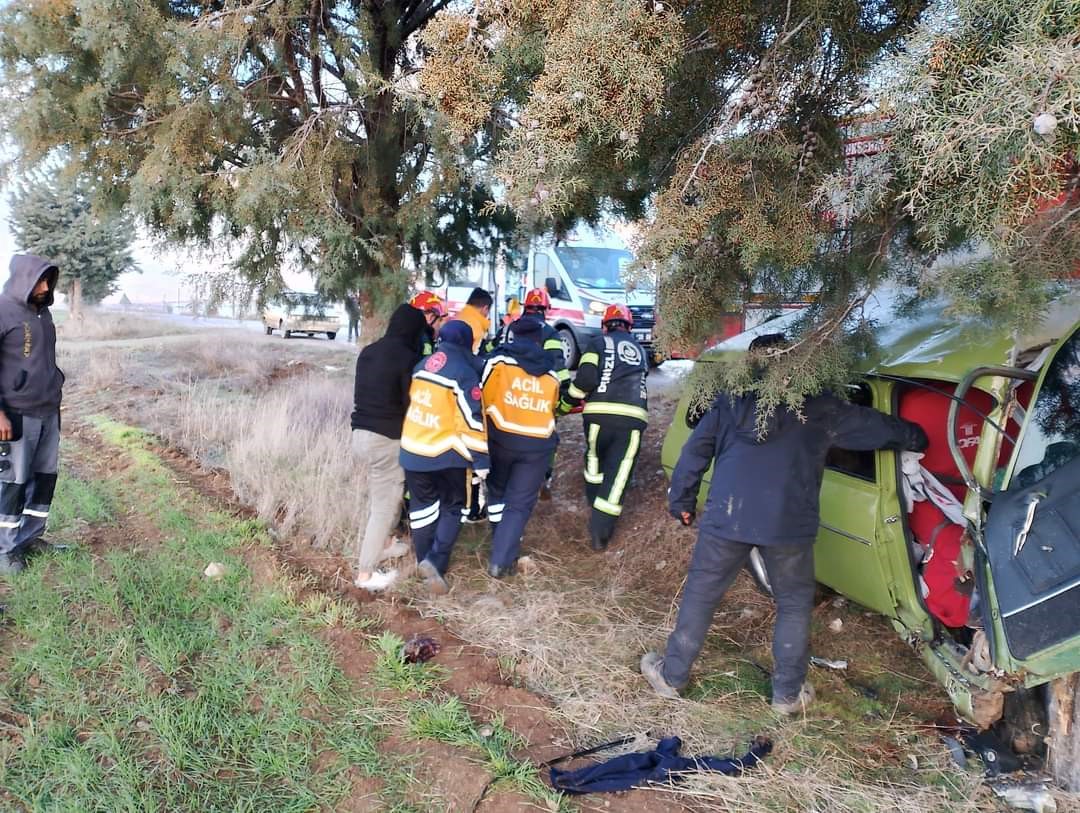 YOL KENARINDAKİ AĞACA ÇARPAN OTOMOBİL HURDAYA DÖNDÜ: