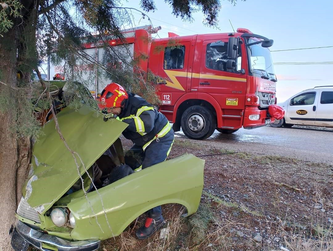 YOL KENARINDAKİ AĞACA ÇARPAN OTOMOBİL HURDAYA DÖNDÜ: